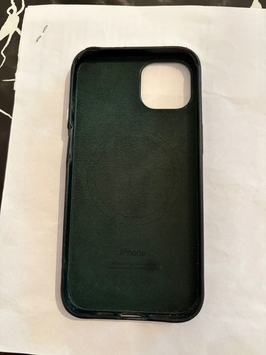 iPhone 13 с два оригинални кейса