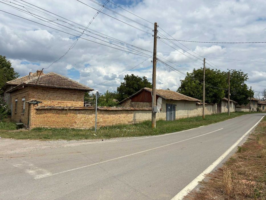 Две жилищни сгради с двор 1 295 кв.м. – само на 10 км от Попово