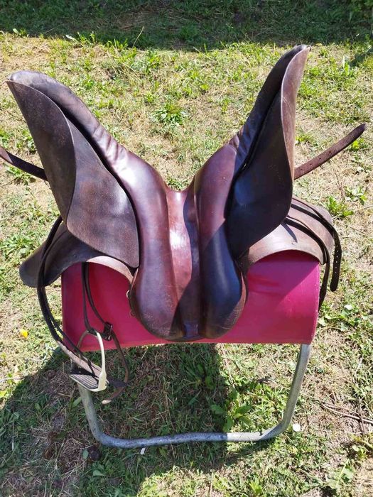 Английско седло със стремена