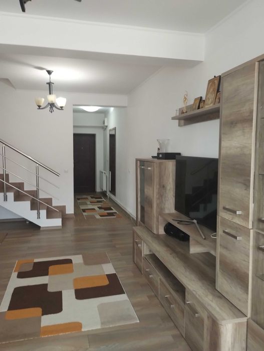Apartament 4 camere, cu mansarda, 2 garaje, 190 mp, Platou Prundu