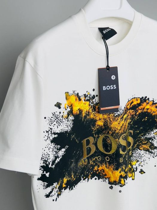 Hugo Boss тениски в бял вариант - ТОП модел за сезона ! ! !