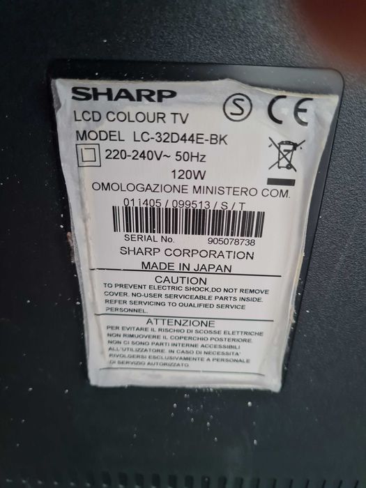 На парчета телевизор SHARP  AQUOS  LC-32D44.