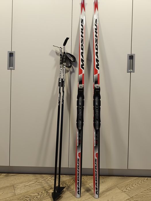 Лыжи палки ботинки 32р.