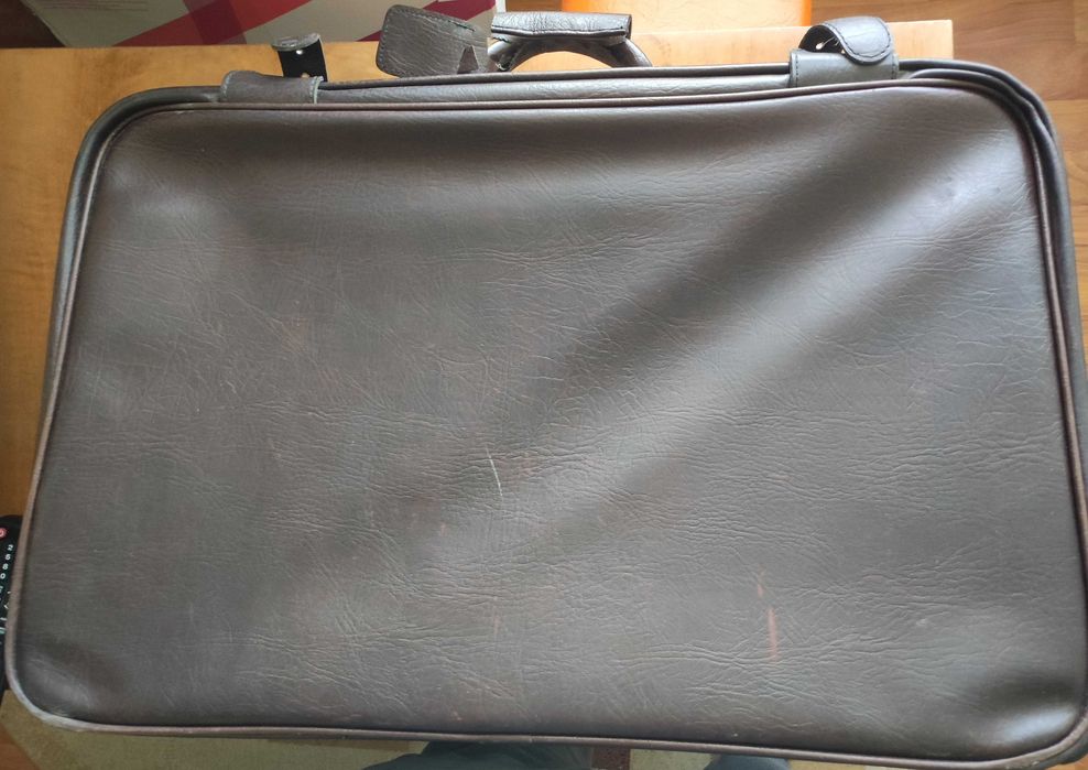 Troller / geamantan cu 2 role, stare f. buna, cca 70 x 50 x 15 cm, piele ecologica rezistenta si impermeabila, cheie