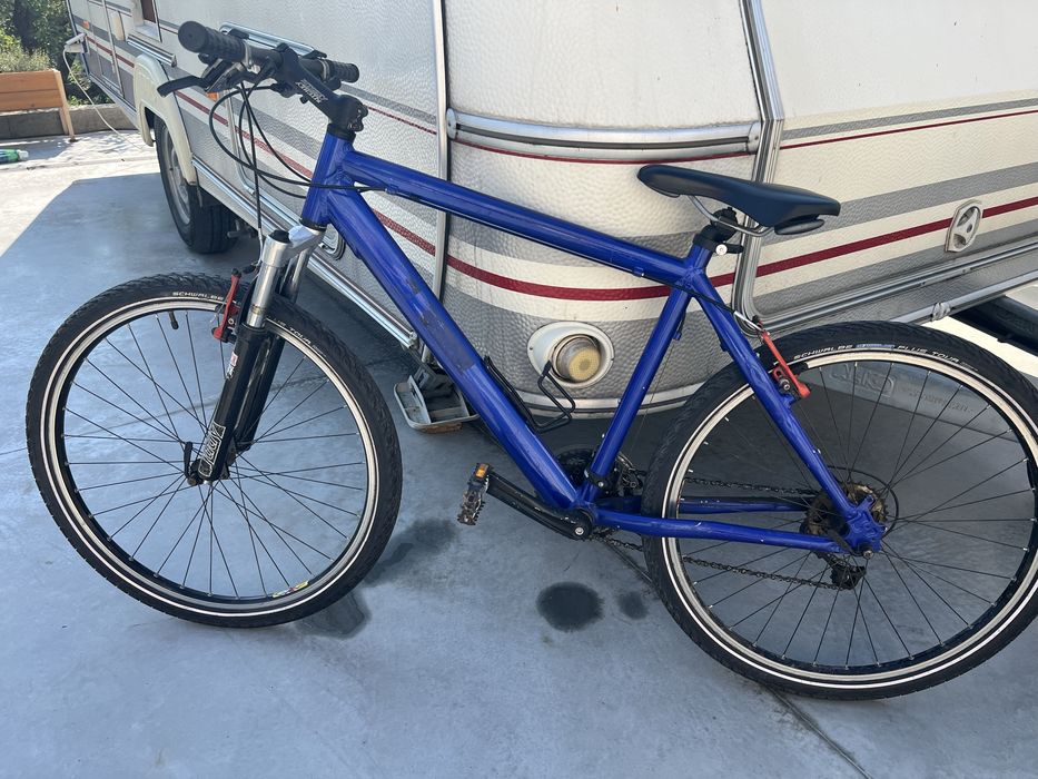 Bicicleta cu cadru de aluminiu