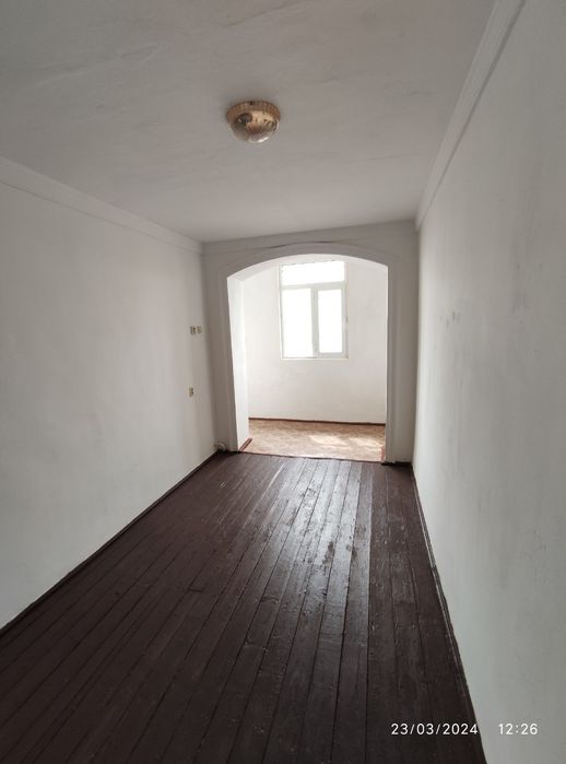 Срочна Қарши шаҳрида вилояти ҳокимлиги рўпарасида уй сотилади