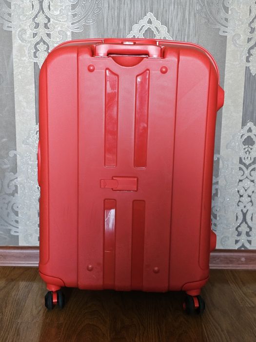 Чемодан дорожный