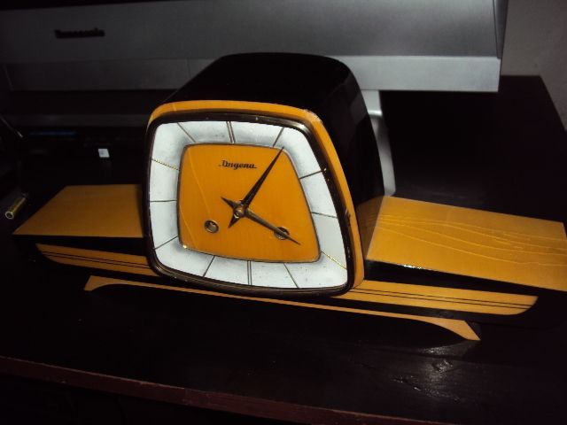 Продавам старинен немски механичен часовник Dugena