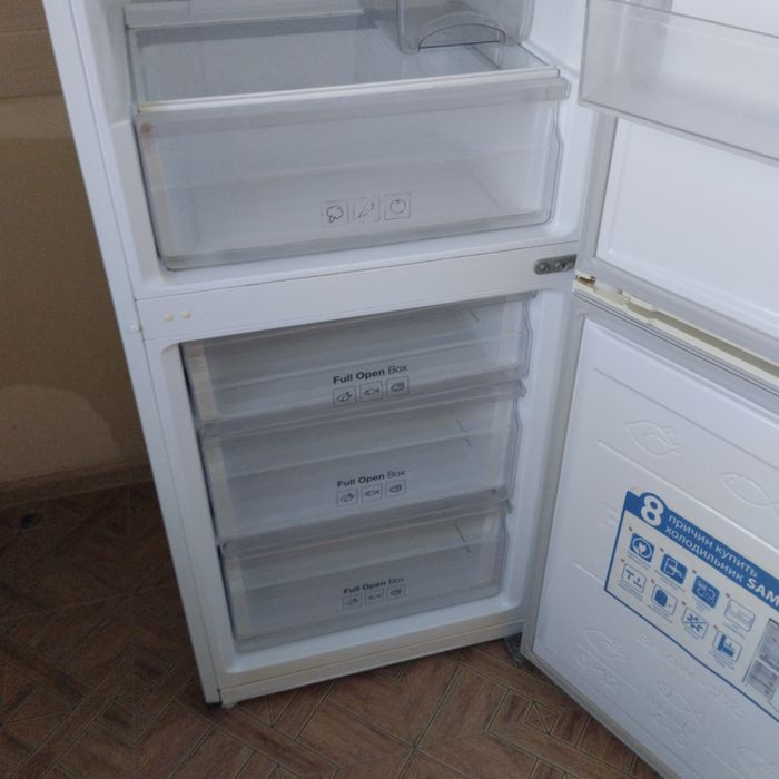 Холодильник Samsung