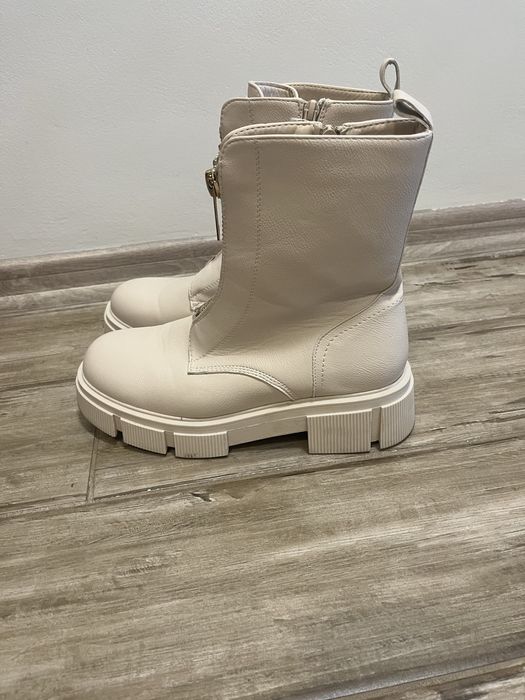 Дамски боти в бежов цвят