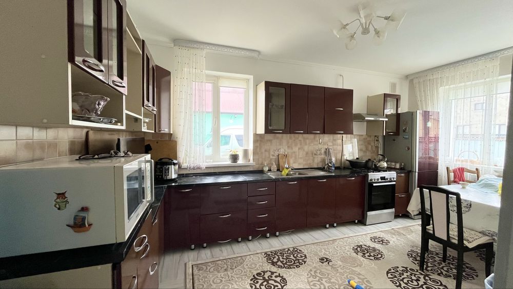 Кухонный гарнитур бордовый