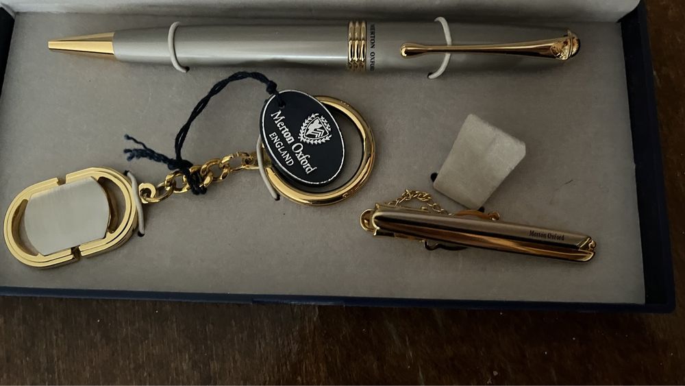 Комплект от игла, химикалка и ключодържател