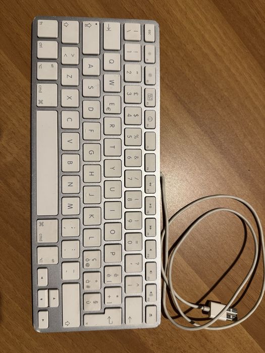 Tastatura cu fir Apple