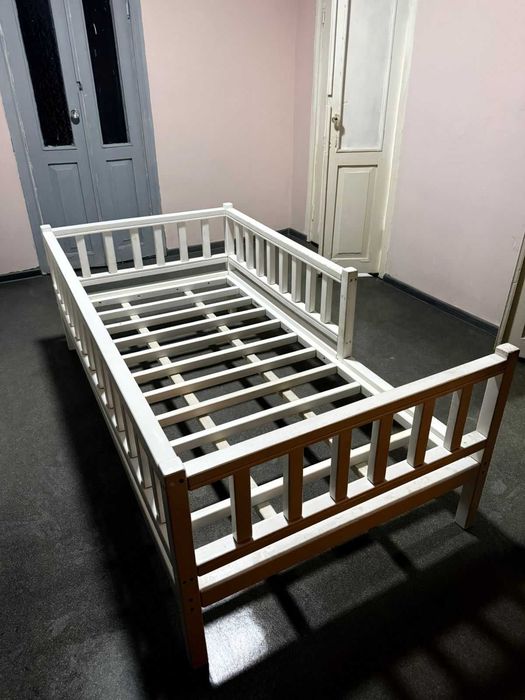 Детская кровать из массива с бортиками + матрас