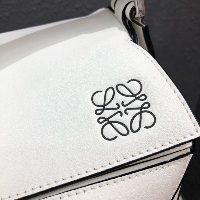 LOEWE Futurist Cat Mini Puzzle Bag  Оригинална мини Puzzle чанта от LOEWE в лимитиран Futurist Cat дизайн