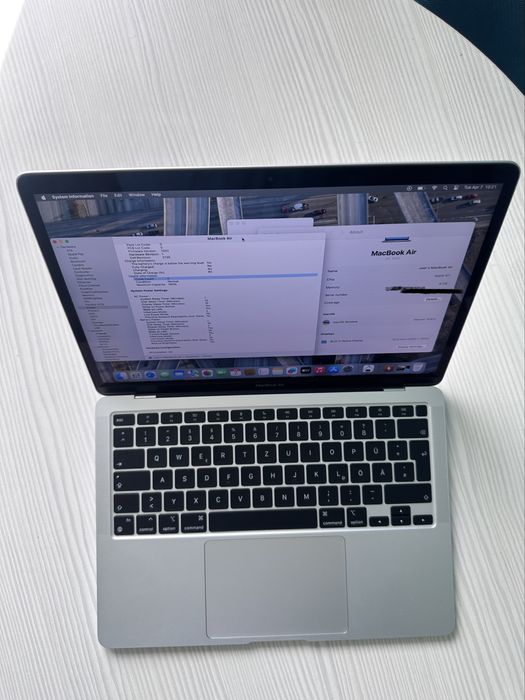 MacBook Air M1 - 8Gb - SSD256 - 2 cicluri - stare foarte buna