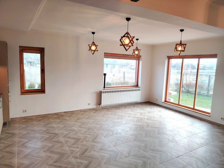 Масивна двуетажна къща в близост до Пловдив от собственик