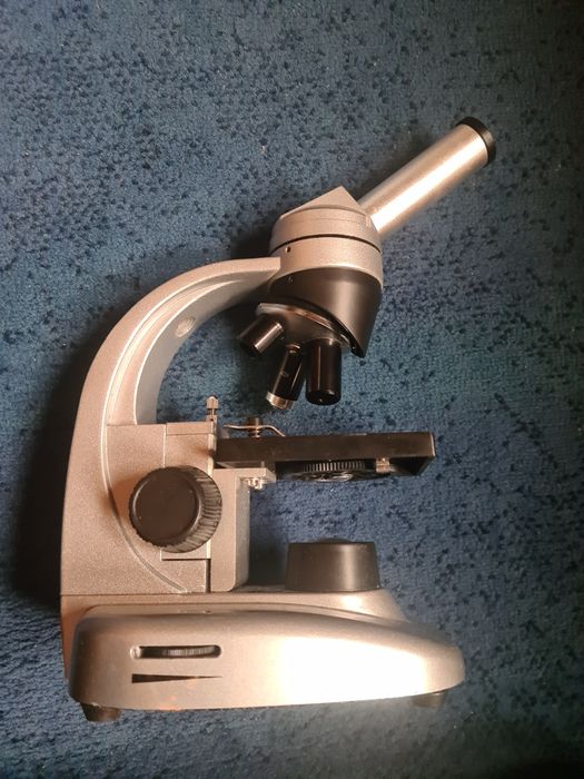 Microscop puțin folosit.