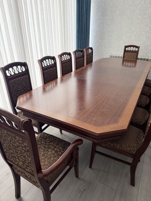 "Eʼtiqod"mebeli.Mehmonxona uchun. 12 ta stuli bor.Holati yaxshi