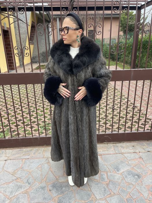 Haina lunga din blana naturala de nutrie cu guler si mansete de vulpe