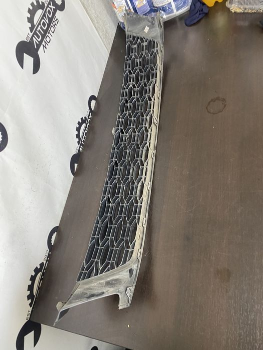 Grila centrala inferioara Dacia Logan an 2017-2021