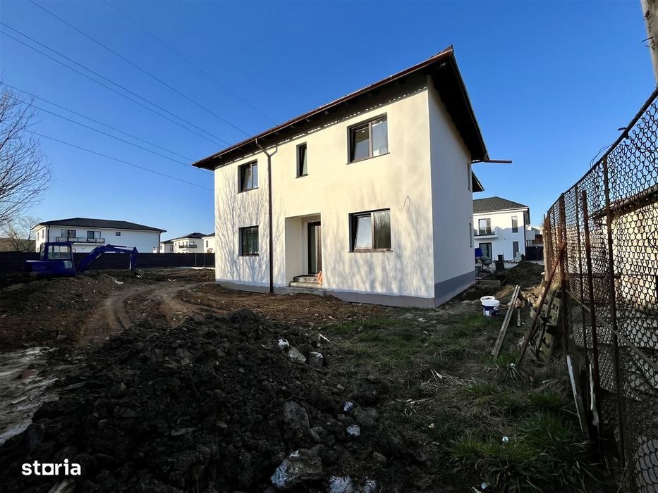 Casa cu teren de 420 mp, 5 camere, 2 băi - Zona linistita