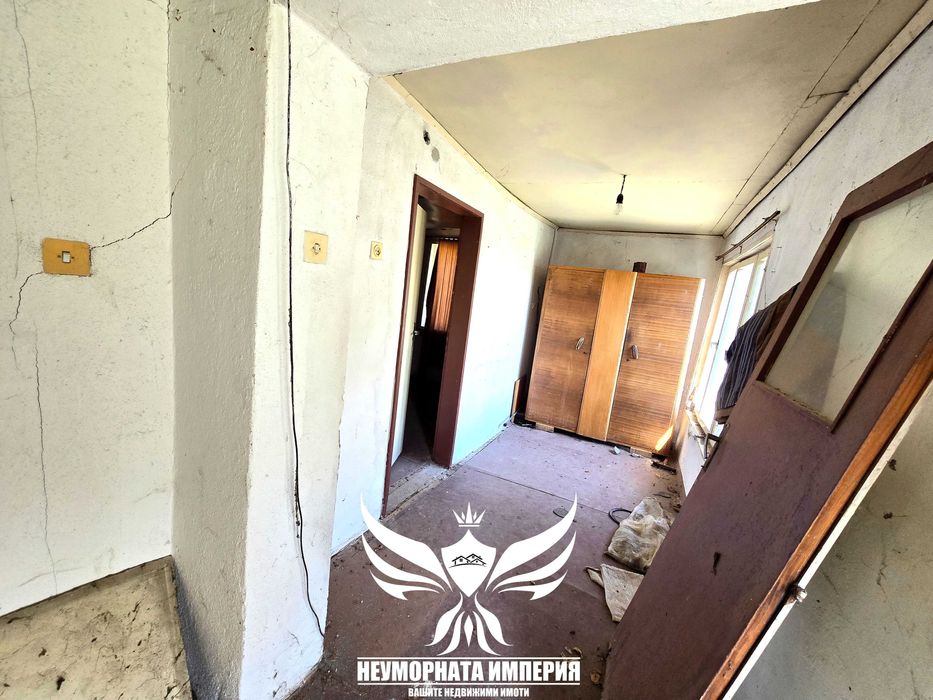 Продавам едноетажна къща с постройки 120РЗП с 997кв двор село Ахматово