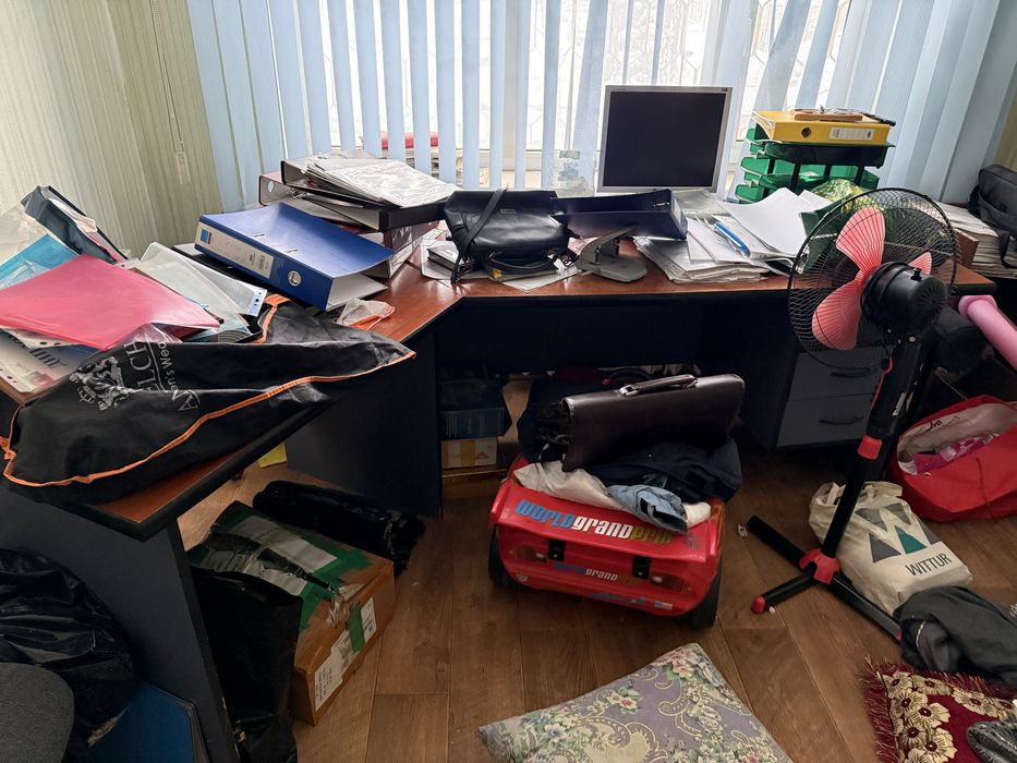 Шкаф и стол рабочий