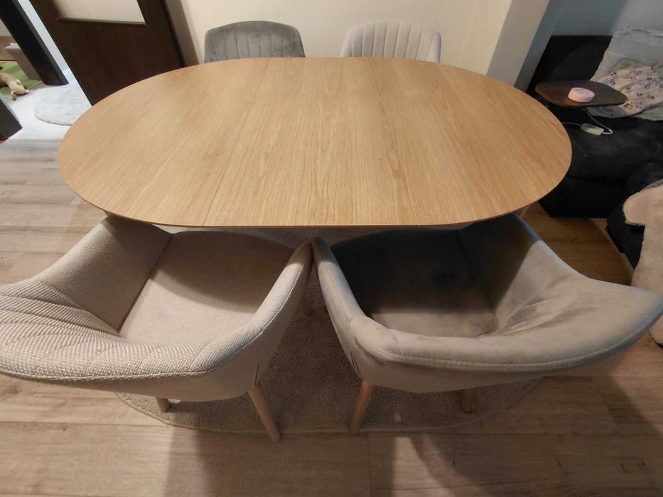 Трапезна маса с трапезни столове