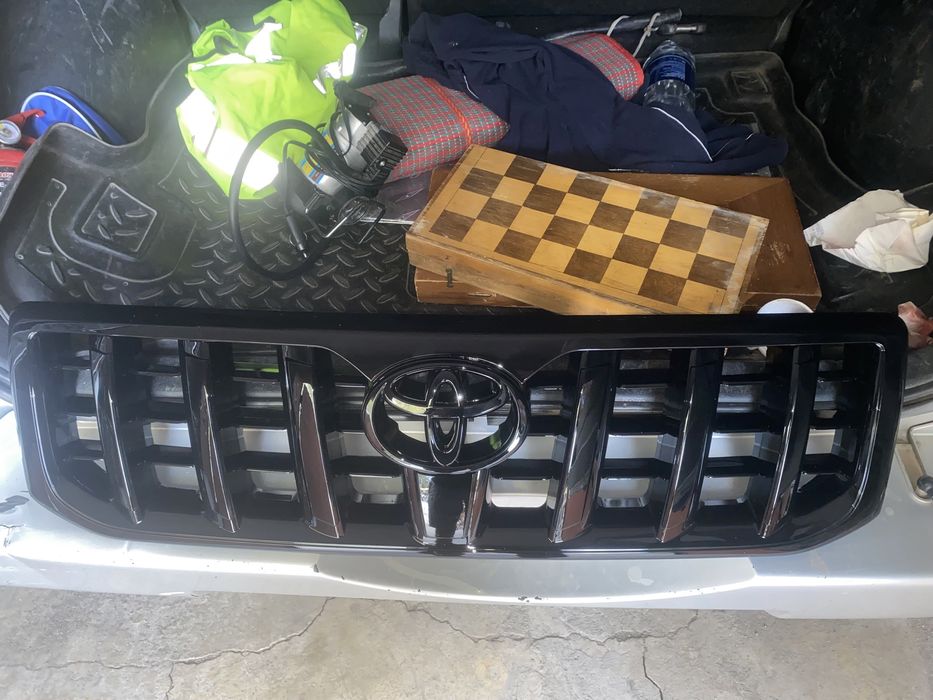 Продам новую решетку на Toyota land cruiser prado 120.