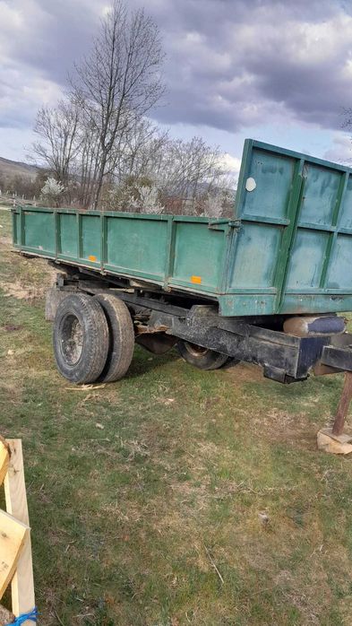 Remorcă basculabilă pe 3 părți