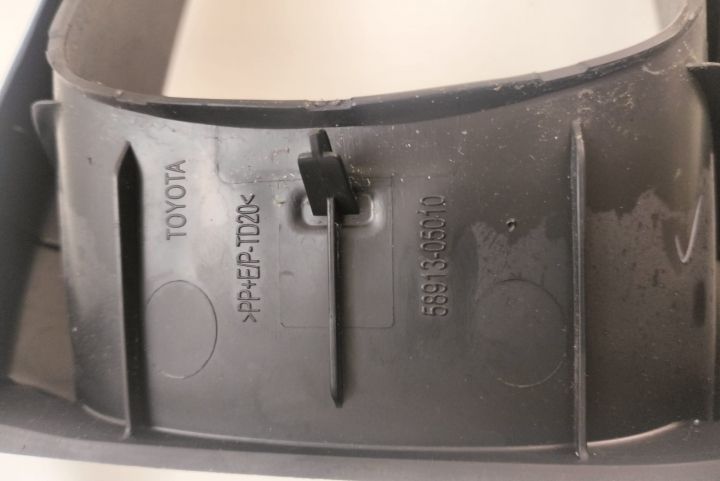 Trim interior  Consola centrala 5891305010 Toyota Avensis a 3-a gener