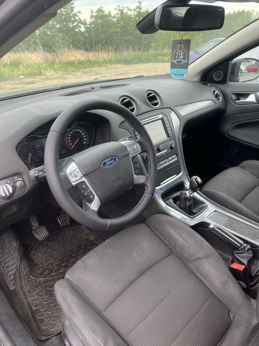 and Ford Mondeo Titanium 2011
