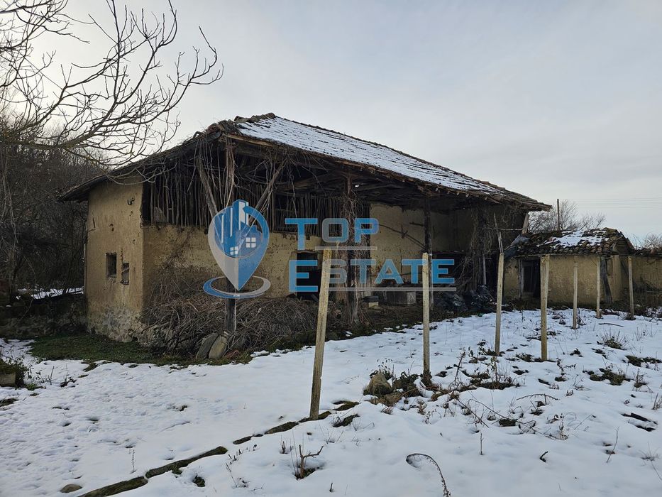 Едноетажна къща близо до река с голям двор в село Росно, област Велик