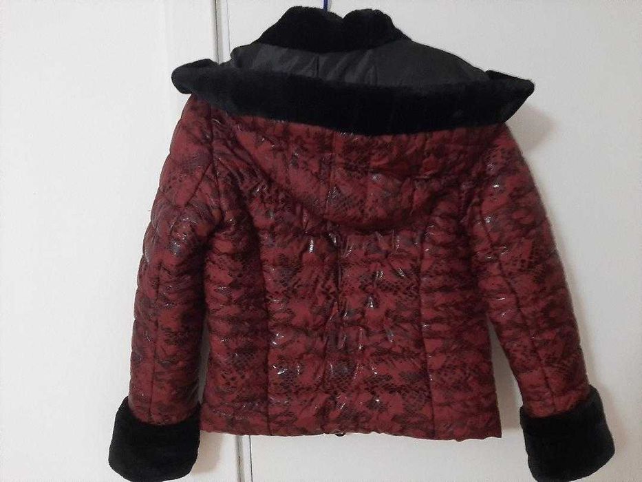 Geaca dama fas matlasata rosie cu imprimeuri negre, gluga, blanita, S