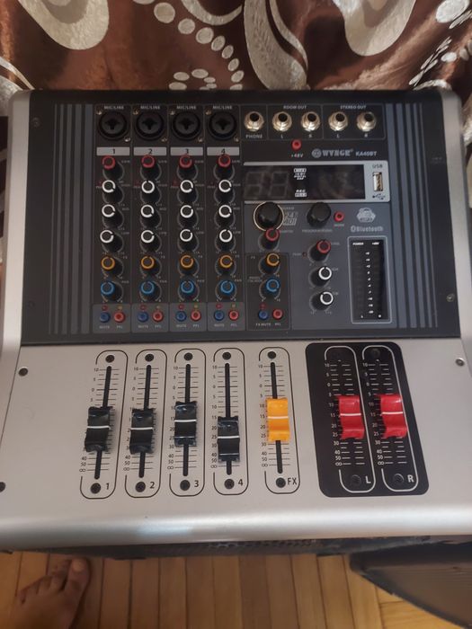 Mixer + patru boxe+ 2 stative ptr boxe  mari