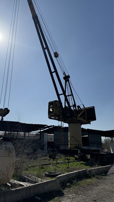 Кран релесами на ходу