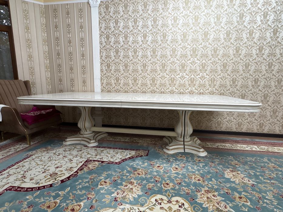 Стол деревянный для гостиной