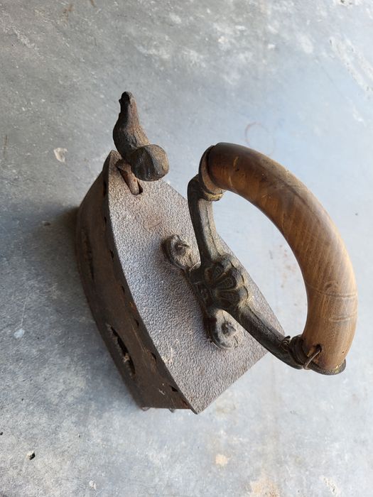 Старинна ютия на въглища