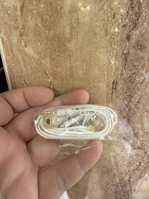 Casti Samsung model EHS64AVFWE cu sunet clar, microfon si control volum, white