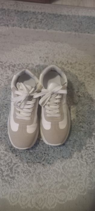 Женские кроссовки