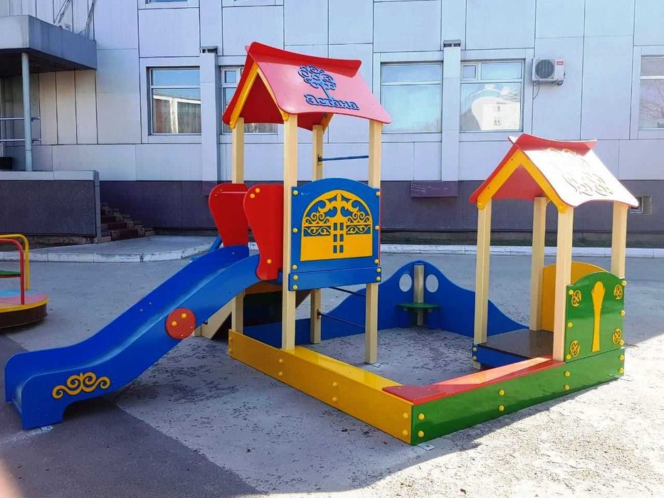 Песочница с горкой