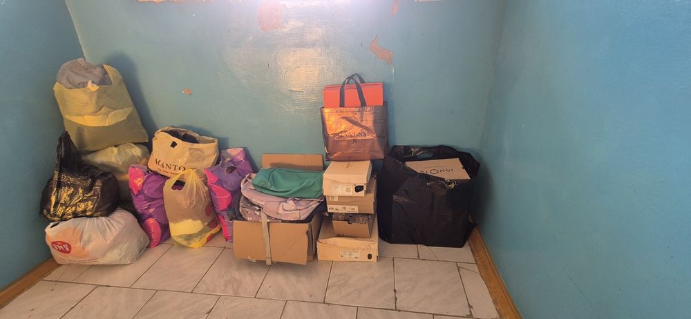 Отдам даром одежда и посуда