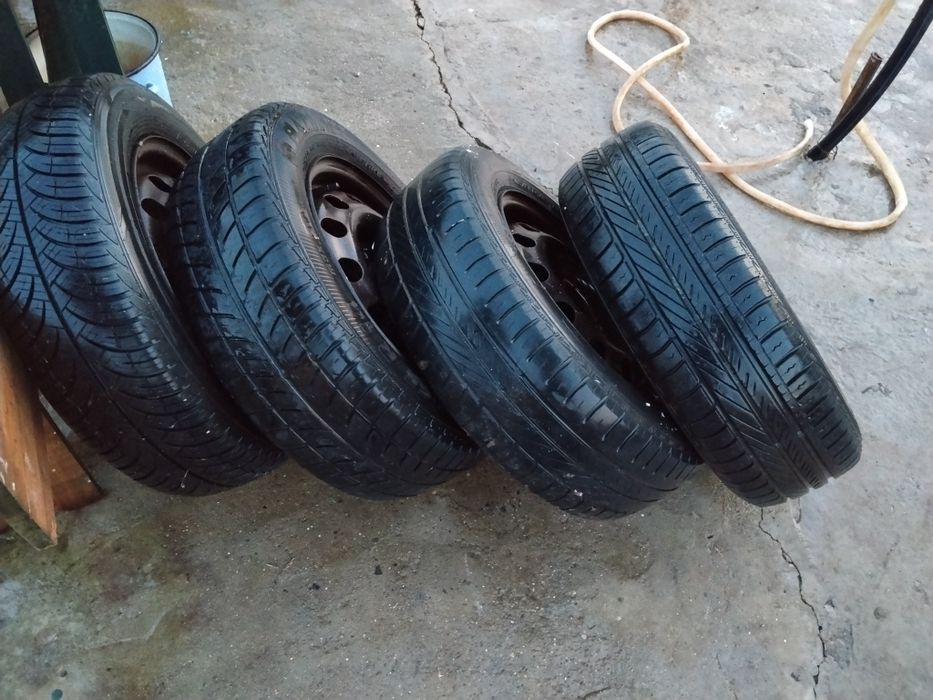 De vânzare cauciuc și jante 4 bucăți în stare bună.