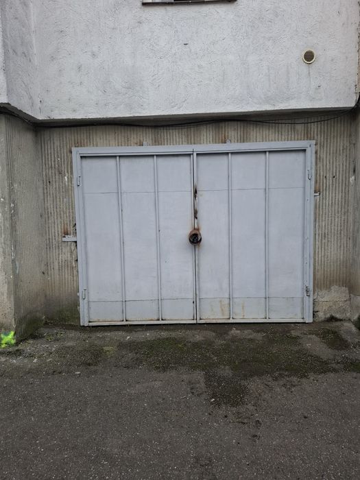 Închiriez garaj sub bloc zona Roua