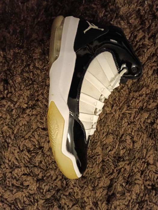 Jordan aura max, black and white