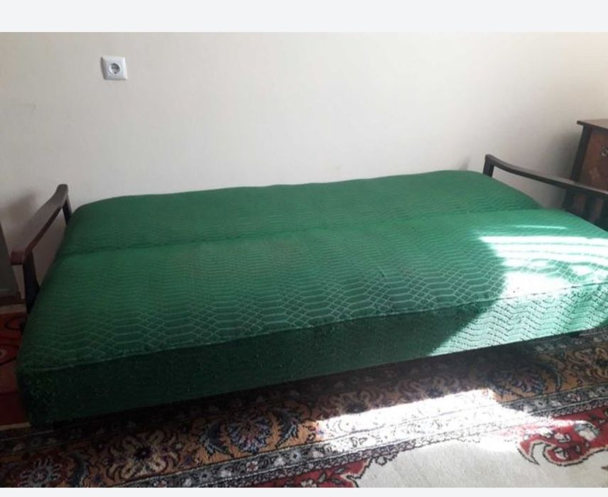 Mobilier : dulap, canapea extensibilă și masă extensibilă