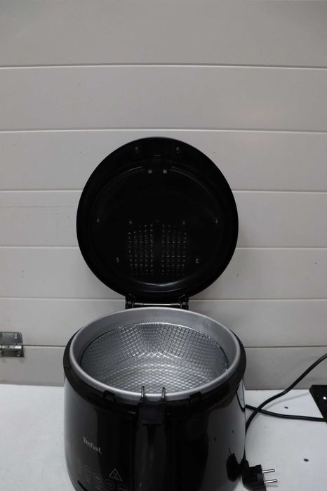 Фритюрник Tefal Maxi Fry, технология Cool Wall, капацитет до 1,2 кг, сгъваема дръжка, компактен размер, регулируем термостат от 150°C до 190°C, FF1078
