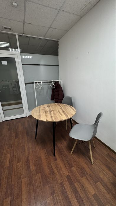 Кушетка , стол, стулья, зеркало