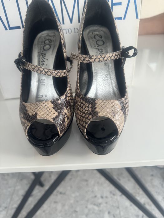 Vand pantofi cu toc din piele lacuita